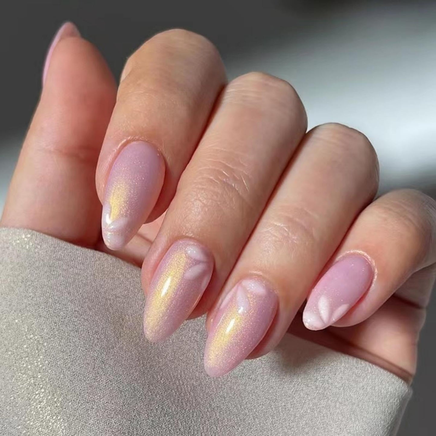 30Pcs Gold Glitter Press on Nails Pink Fake Nails Short Almond False Nails with Design Flower Glue on Nails Glossy Artificial Acrylic Full Cover Shiny Stick on Nails for Women Nail Art Decoration